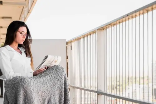 Idei creative pentru decorarea balconului – Transformă-ți balconul într-un colț de relaxare cu buget redus.