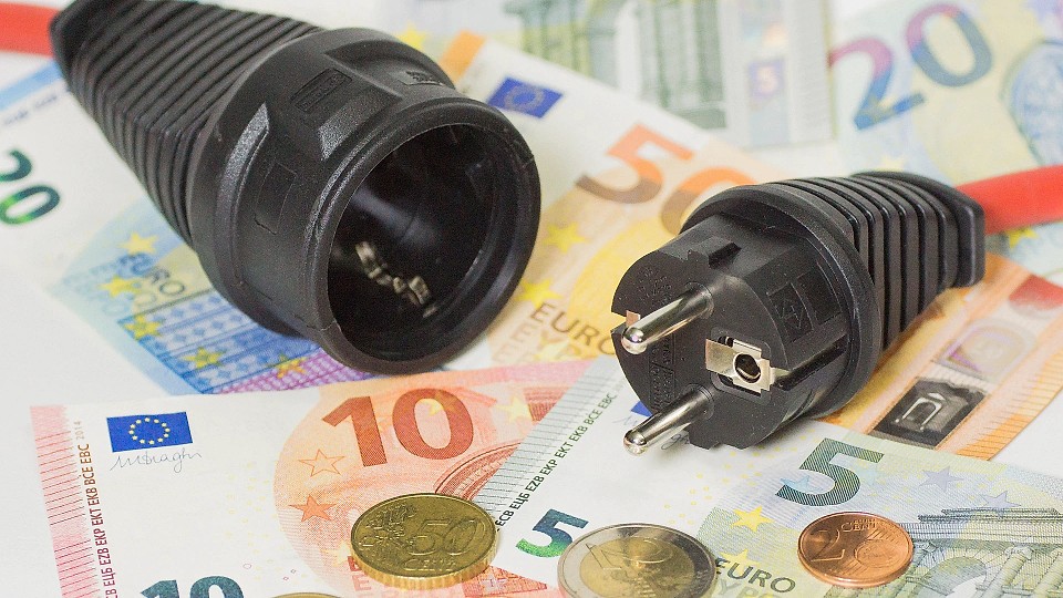 Prețul energiei electrice va crește din nou în 2026. Ce taxă se va majora