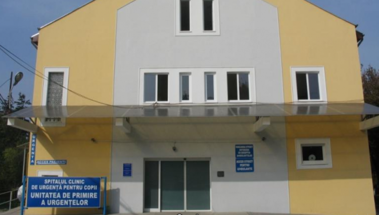 Eleva din Cluj care s-a înecat cu un jeleu este în stare gravă la spital, asistată de aparate
