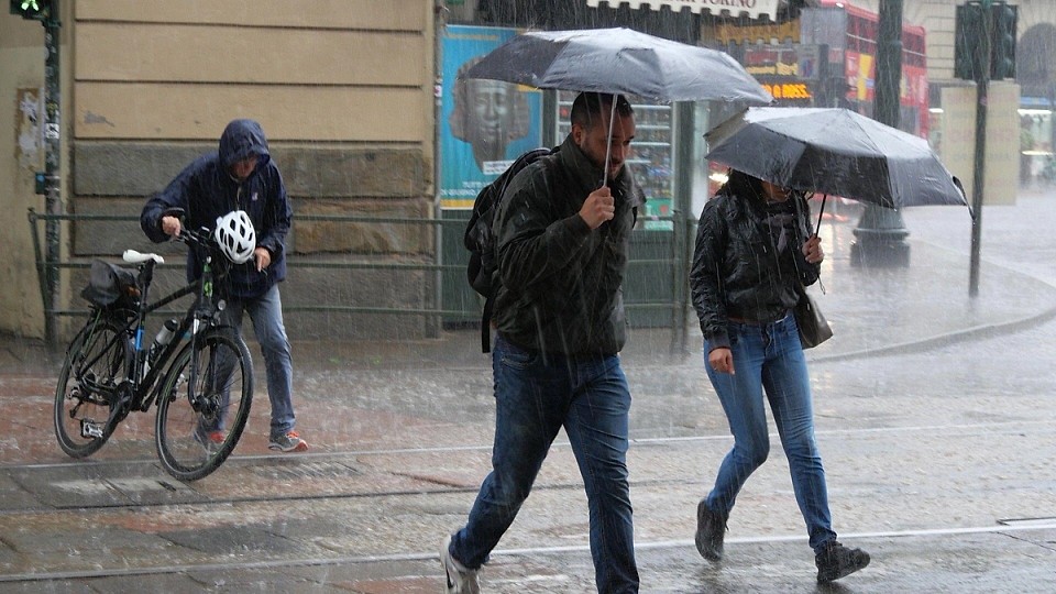 Prognoza meteo, 7 aprilie. Marțea Mare aduce vreme schimbătoare. Temperaturi în scădere, ploi și ninsori la munte.