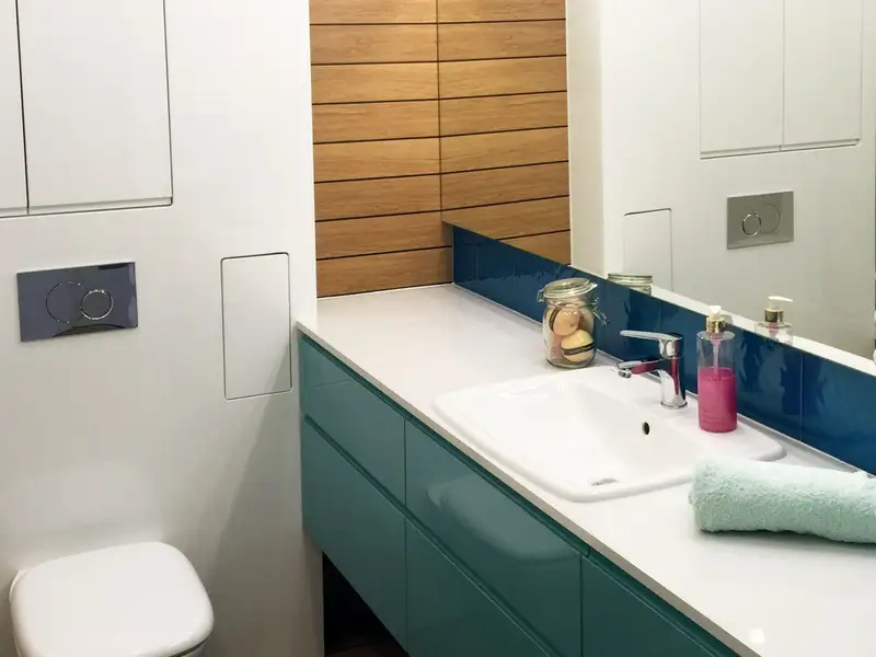 O reamenajare de baie in accente de albastru marin