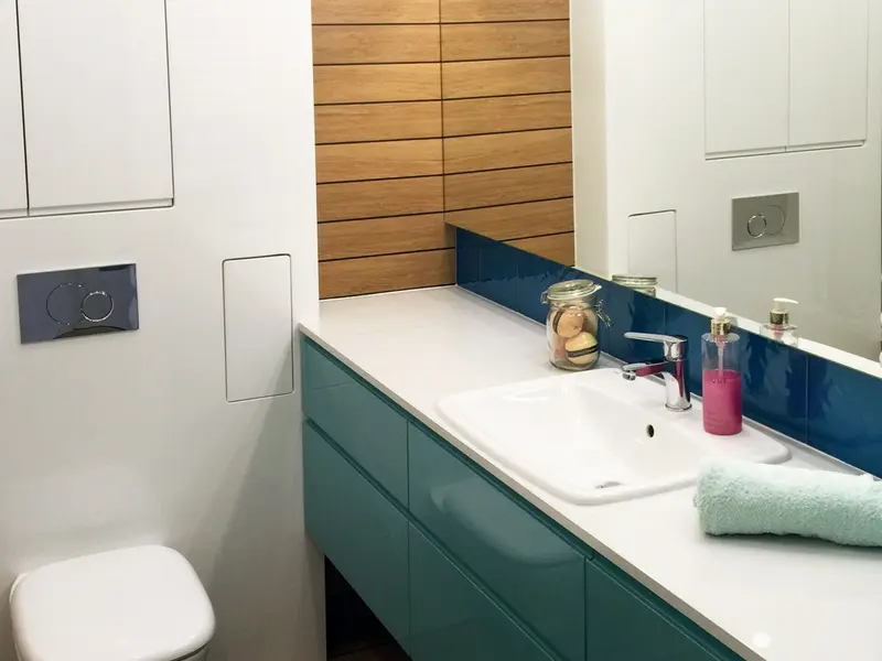 O reamenajare de baie in accente de albastru marin