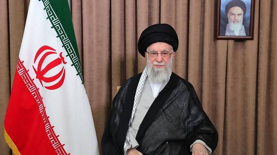 Donald Trump afirmă că liderul suprem al Iranului a fost ucis în bombardamente / Iranul neagă și lovește Israelul
