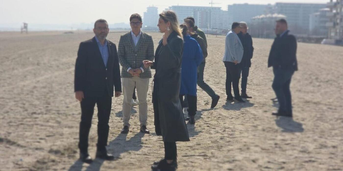 ANCHETĂ: Ministrul Mediului cere socoteală șefului APM Constanța în cazul „Parcarea pe plajă”. Cum a devenit nisipul din Năvodari „pământ argilos” în acte