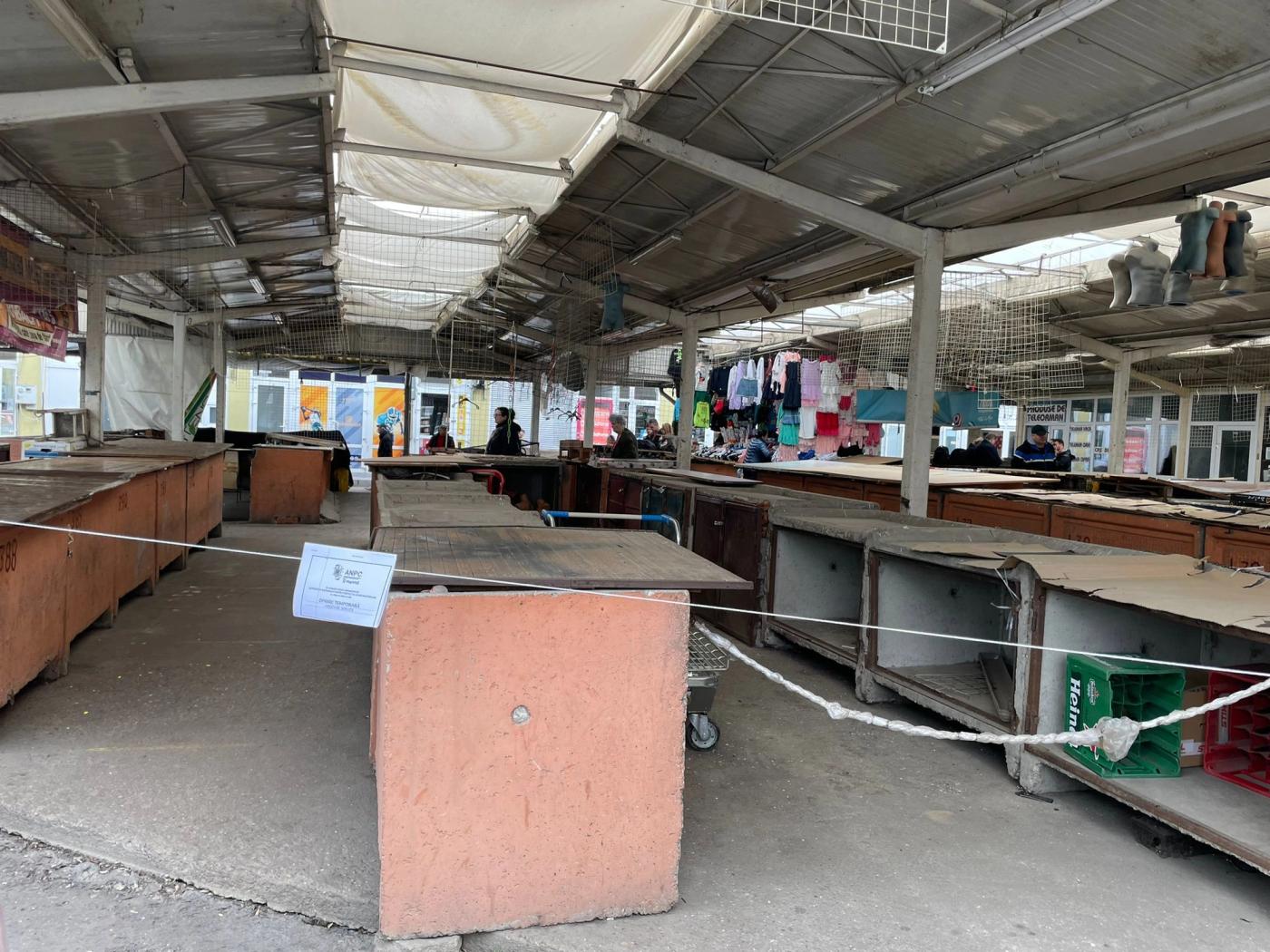 ANPC a dat amenzi de aproape 200.000 de lei comercianţilor din Piaţa Gorjului şi din Piaţa Veteranilor din Bucureşti / Printre nereguli, produse expirate, mărfuri fără documente de provenienţă şi mizerie