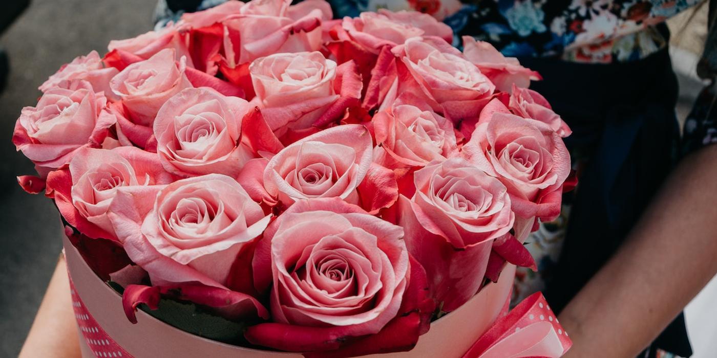 Puneti in valoare a frumusetea florilor: tehnici de impachetare a florilor cu celofan