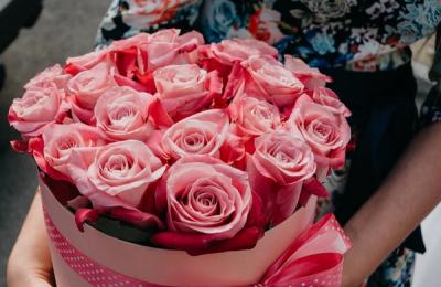 Puneti in valoare a frumusetea florilor: tehnici de impachetare a florilor cu celofan