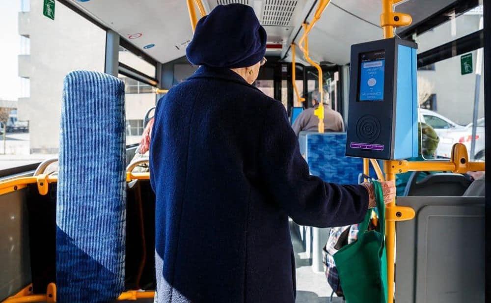 Pensionarii și persoanele vârstnice sunt rugați să se ducă să-și ridice abonamentele pe 2023 pentru mijloacele de transport în comun