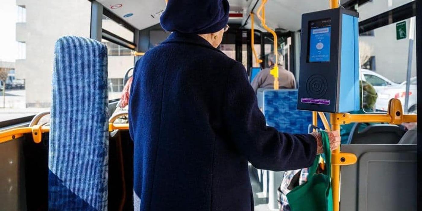 Pensionarii și persoanele vârstnice sunt rugați să se ducă să-și ridice abonamentele pe 2023 pentru mijloacele de transport în comun
