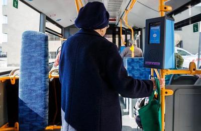 Pensionarii și persoanele vârstnice sunt rugați să se ducă să-și ridice abonamentele pe 2023 pentru mijloacele de transport în comun