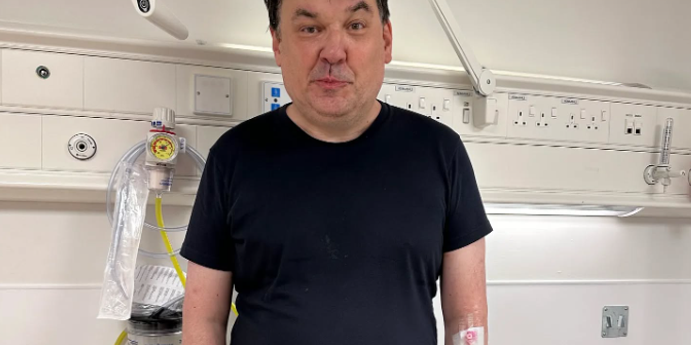 Scriitorul britanic de comedie Graham Linehan a fost arestat pe aeroport din cauză că a criticat activiștii LGBT pe X: Ofițerul m-a interogat de parcă aș fi comis o crimă. Am fost aproape să fac AVC