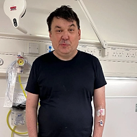Scriitorul britanic de comedie Graham Linehan a fost arestat pe aeroport din cauză că a criticat activiștii LGBT pe X: Ofițeul m-a interogat de parcă aș fi comis o crimă. Am fost aproape să fac AVC