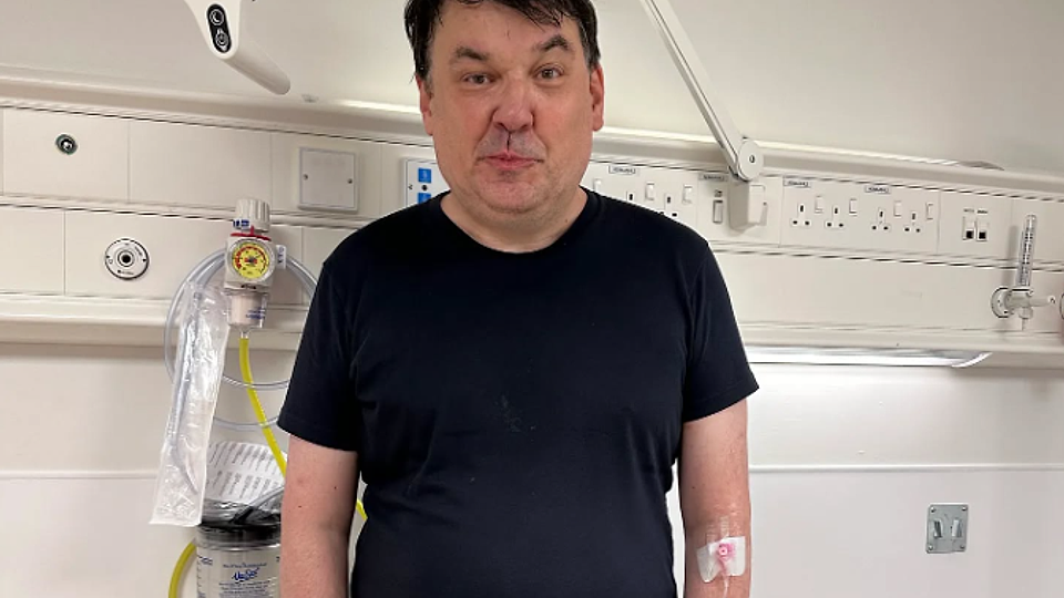 Scriitorul britanic de comedie Graham Linehan a fost arestat pe aeroport din cauză că a criticat activiștii LGBT pe X: Ofițeul m-a interogat de parcă aș fi comis o crimă. Am fost aproape să fac AVC