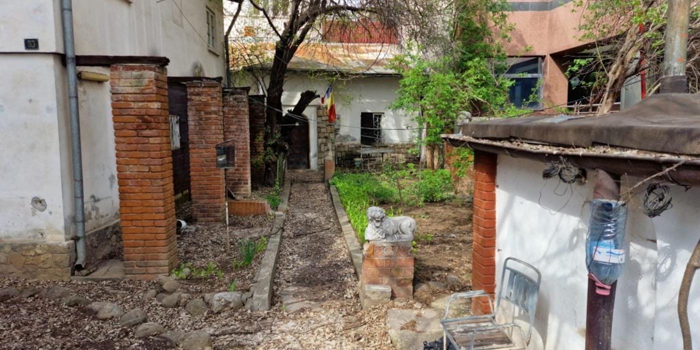 FOTO. Casa din București a unui mare scriitor și critic așteaptă de 15 ani să fie restaurată și redeschisă