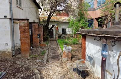 FOTO. Casa din București a unui mare scriitor și critic așteaptă de 15 ani să fie restaurată și redeschisă