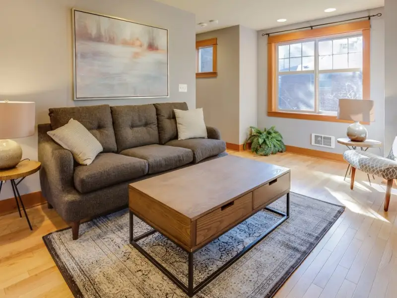 Aveți un living de dimensiuni reduse? Iată cum îl puteți mobila