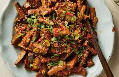 Vinete în sos picant cu boabe de soia galbene – reinterpretare asiatică în stil românesc