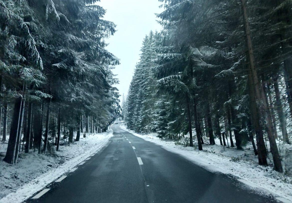 Intervenții pe șapte drumuri județene, cu șapte utilaje, pentru asigurarea unor condiţii optime de circulaţie în zona montană