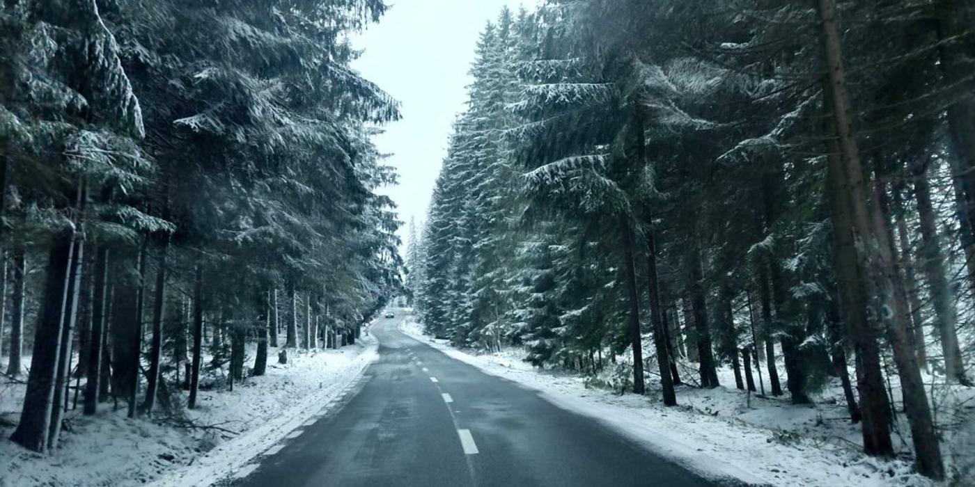 Intervenții pe șapte drumuri județene, cu șapte utilaje, pentru asigurarea unor condiţii optime de circulaţie în zona montană