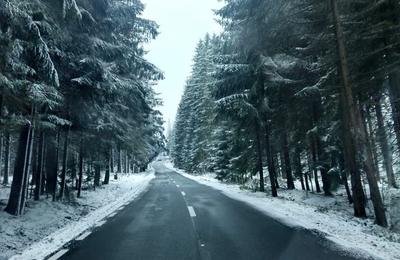 Intervenții pe șapte drumuri județene, cu șapte utilaje, pentru asigurarea unor condiţii optime de circulaţie în zona montană