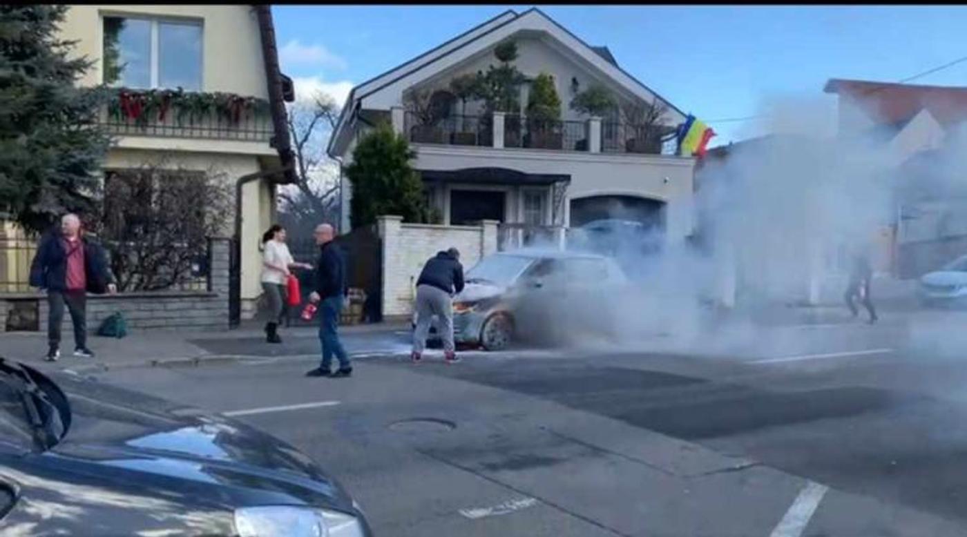Motorul unui autoturism a luat foc pe strada Septimiu Albini, din municipiul Cluj-Napoca