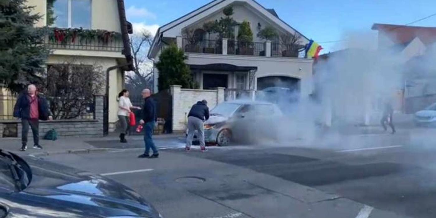 Motorul unui autoturism a luat foc pe strada Septimiu Albini, din municipiul Cluj-Napoca