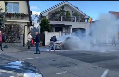 Motorul unui autoturism a luat foc pe strada Septimiu Albini, din municipiul Cluj-Napoca