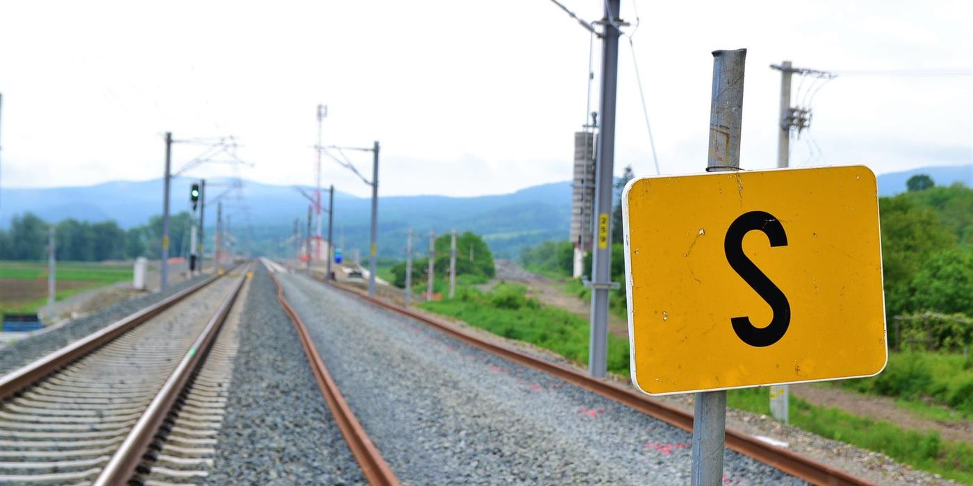 Asociaţia Pro Infrastructură: Reconstrucţia căilor ferate, o pălărie prea mare pentru guvernul României şi CFR / 500 de kilometri dintr-o reţea de 8.000, reconstruiţi în 22 de ani / Blocajele birocratice spectaculoase generează întârzieri masive