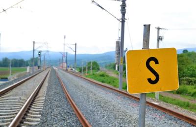 Asociaţia Pro Infrastructură: Reconstrucţia căilor ferate, o pălărie prea mare pentru guvernul României şi CFR / 500 de kilometri dintr-o reţea de 8.000, reconstruiţi în 22 de ani / Blocajele birocratice spectaculoase generează întârzieri masive