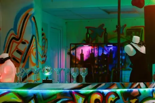 Graffiti și artă urbană în designul barului: sfaturi utile