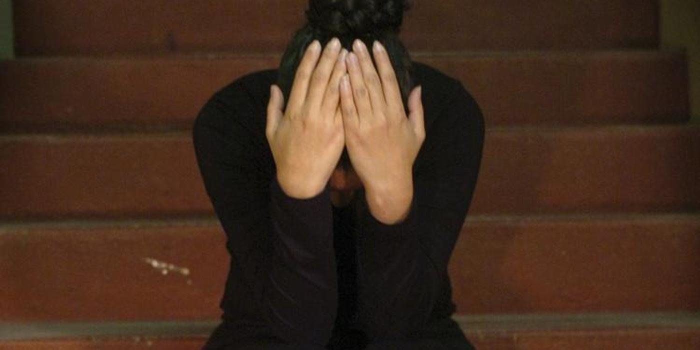 Adolescentă de 17 ani, bătută și violată de un bărbat, vineri noaptea, în zona căii ferate din Câmpia Turzii