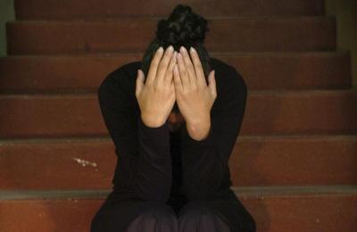 Adolescentă de 17 ani, bătută și violată de un bărbat, vineri noaptea, în zona căii ferate din Câmpia Turzii