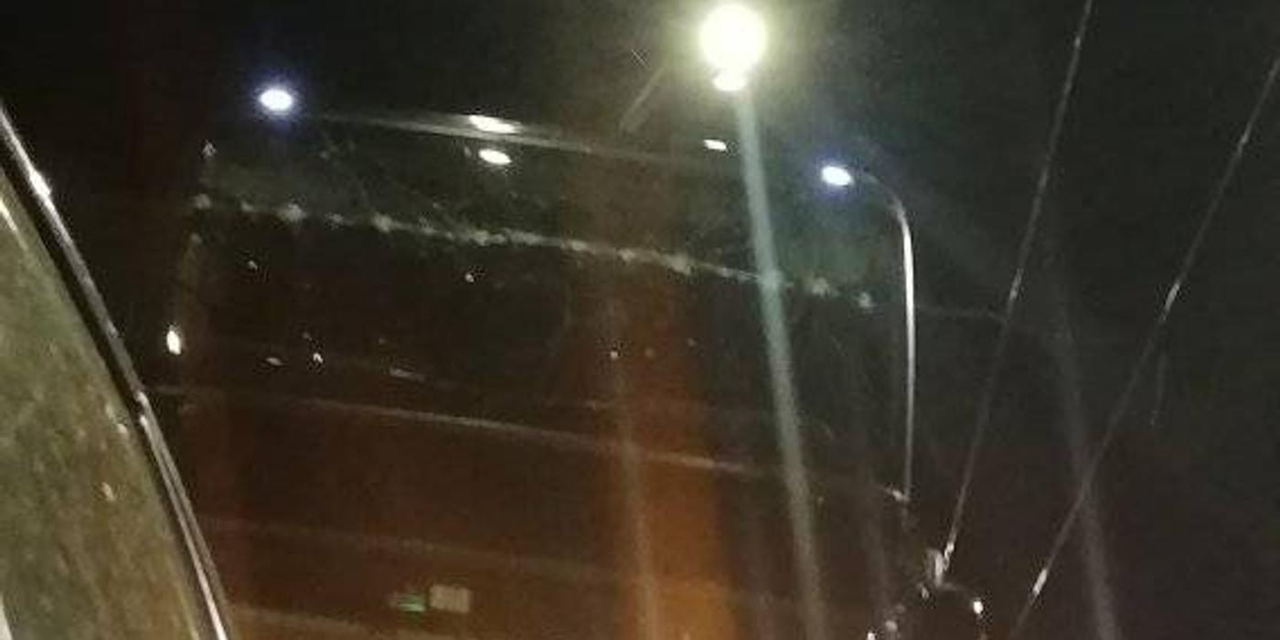 Incident luni seară la Pasajul Unirii din București. Un autocar și-a spart parbrizul după ce a lovit presemnalizarea tunelului