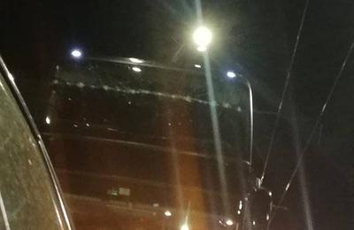 Incident luni seară la Pasajul Unirii din București. Un autocar și-a spart parbrizul după ce a lovit presemnalizarea tunelului