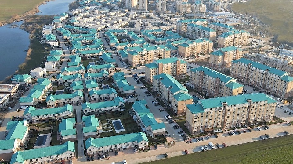 Cosmopolis a vândut mai multe locuințe în 2025 decât Târgu Jiu, Tulcea, Deva sau Reșița