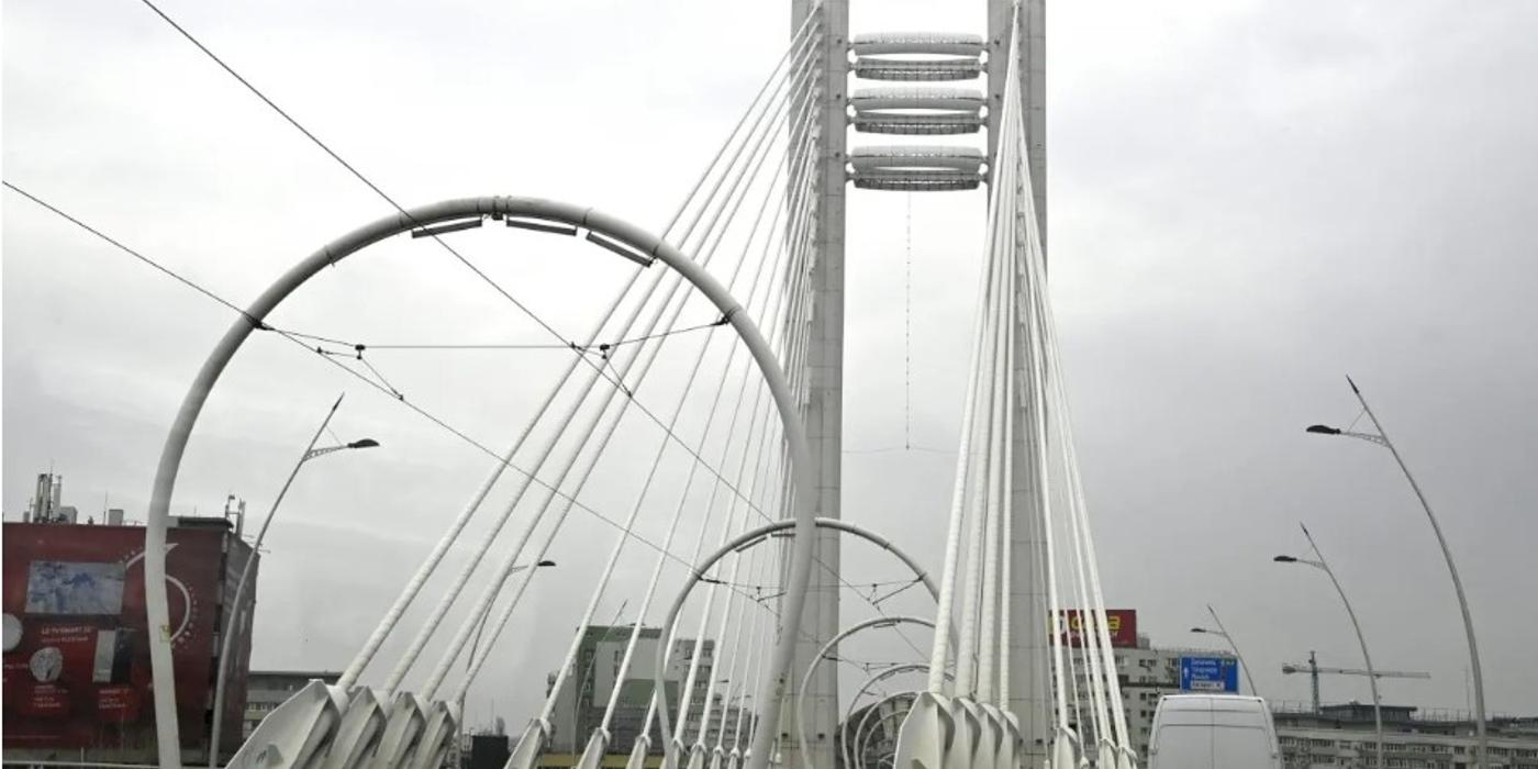 Un bărbat s-a urcat noaptea trecută pe Podul Basarab și a amenințat că se aruncă