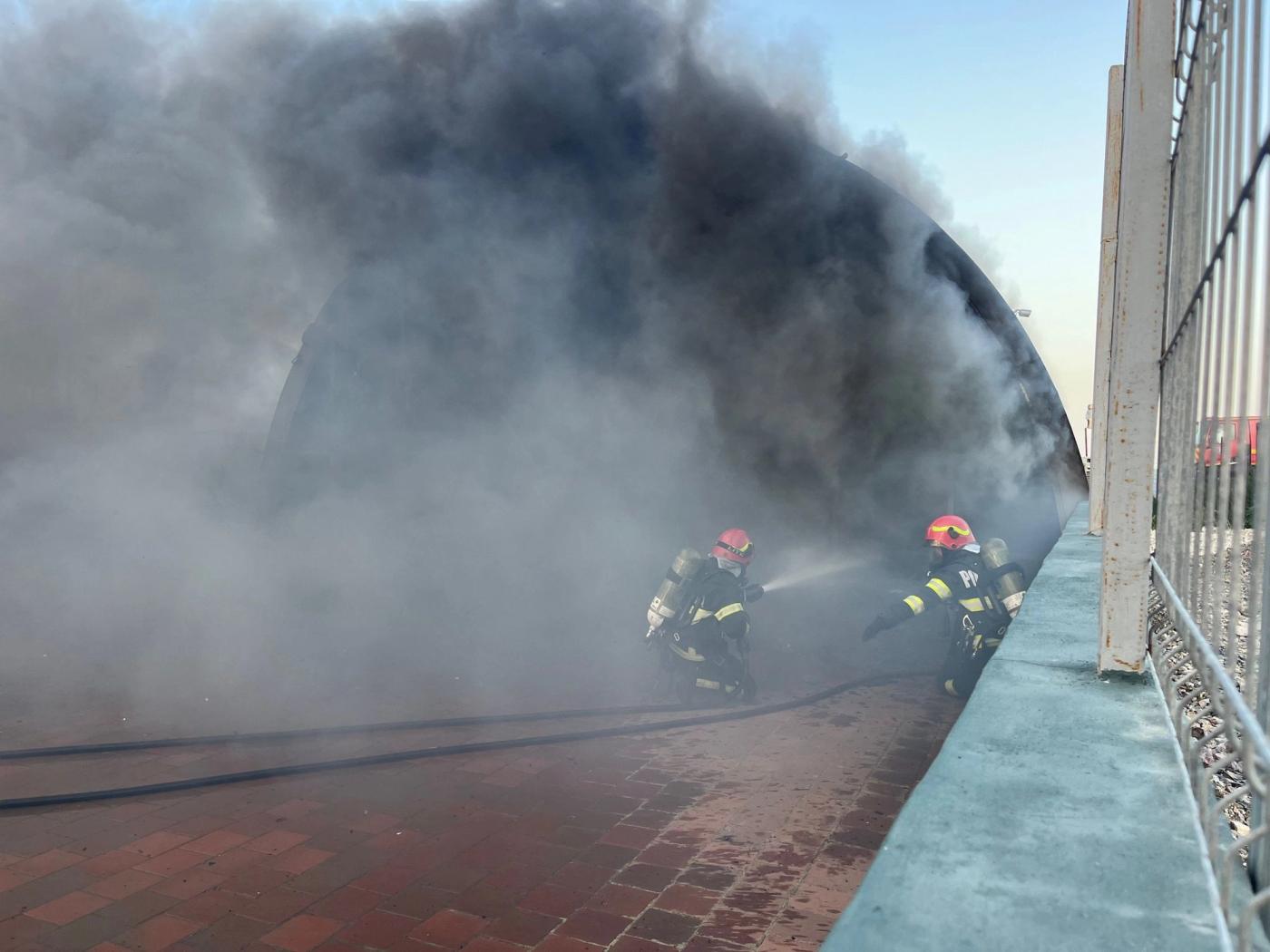 Tulcea: Incendiu puternic la o un magazin cu ambarcaţiuni de agrement şi articole de pescuit