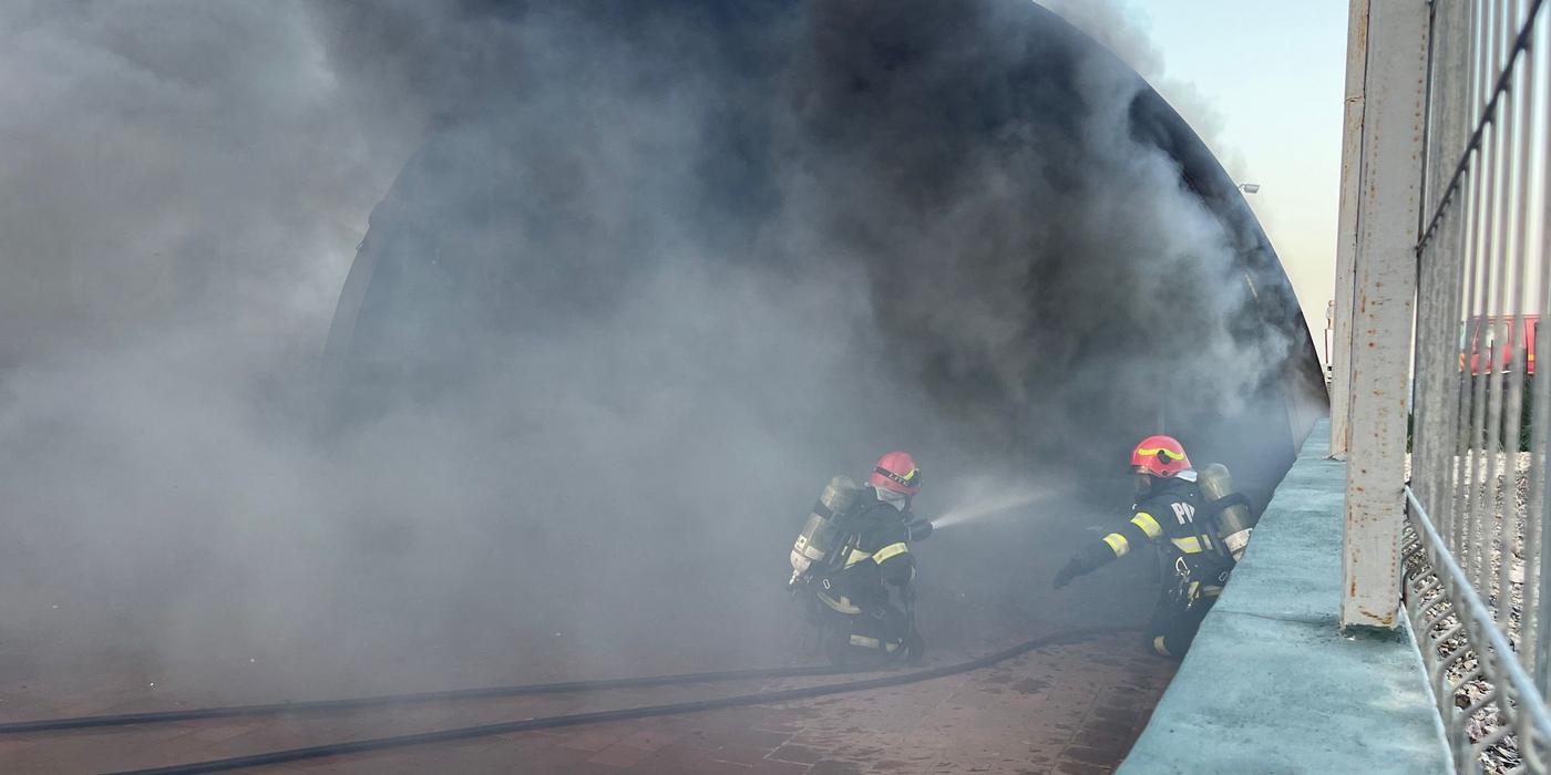 Tulcea: Incendiu puternic la o un magazin cu ambarcaţiuni de agrement şi articole de pescuit