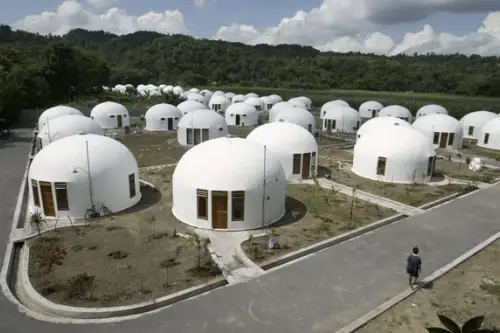 Uimitoarele case “dom” din Indonezia