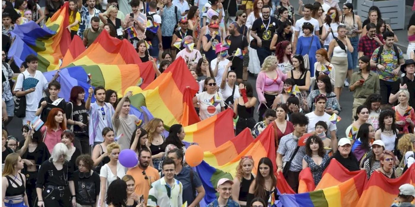Record de participare sâmbătă la Bucharest Pride 2023. Peste 25.000 de persoane au luat la pas traseul Calea Victoriei – Bd. Națiunile Unite – Bd. Libertății – Parcul Izvor