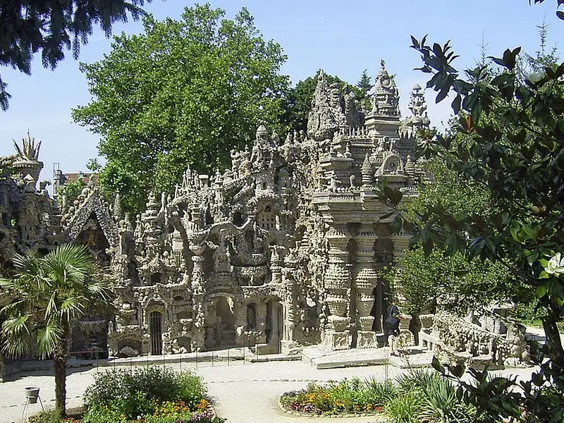 Un postas francez a construit un palat intreg, in 33 de ani, din pietrele pe care le gasea in fiecare zi pe ruta sa