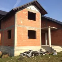 Casă la Roșu vs. la Gri vs. la Alb? Ghid complet pentru viitorul proprietar