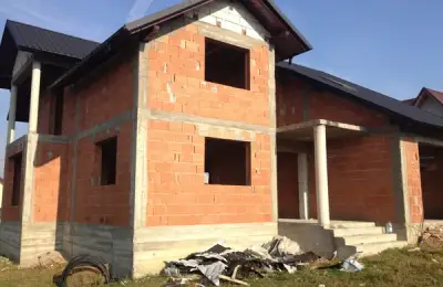 Casă la Roșu vs. la Gri vs. la Alb? Ghid complet pentru viitorul proprietar