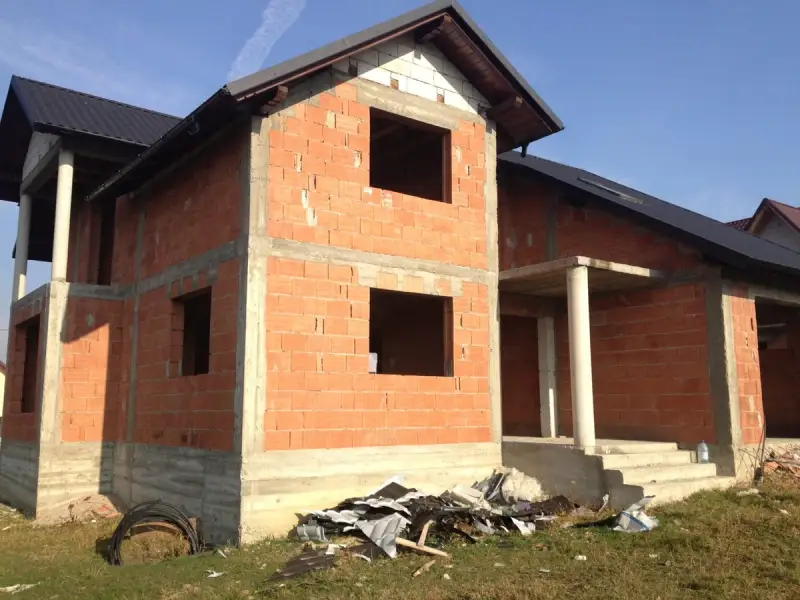 Casă la Roșu vs. la Gri vs. la Alb? Ghid complet pentru viitorul proprietar