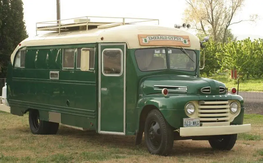 Un autobuz din 1950 transformat in locuinta