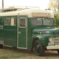 Un autobuz din 1950 transformat in locuinta