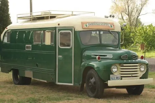 Un autobuz din 1950 transformat in locuinta