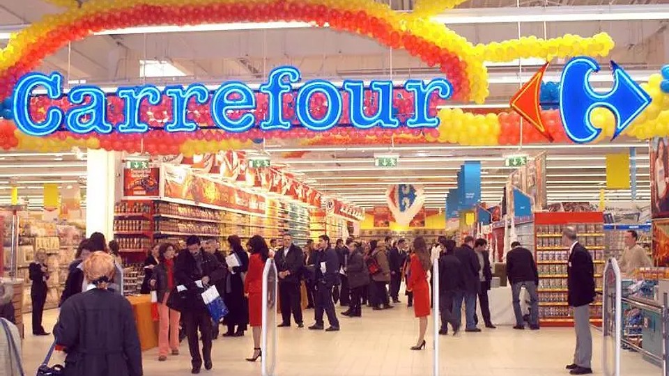 Carrefour, explicații despre motivele pentru care a decis vânzarea magazinelor către familia Pavăl (Dedeman). O mențiune despre guvern și o premieră negativă în 2025