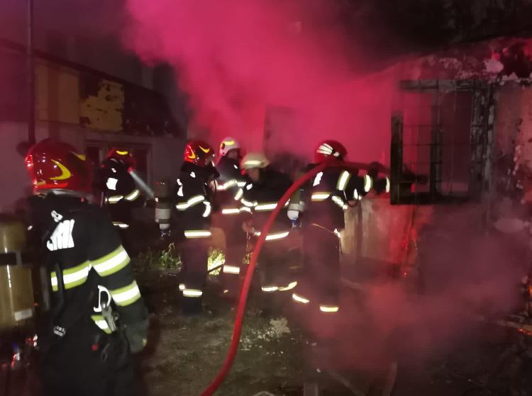 Flăcările au cuprins aseară o baracă dezafectată de pe strada Câmpul Pâinii din municipiul Cluj-Napoca