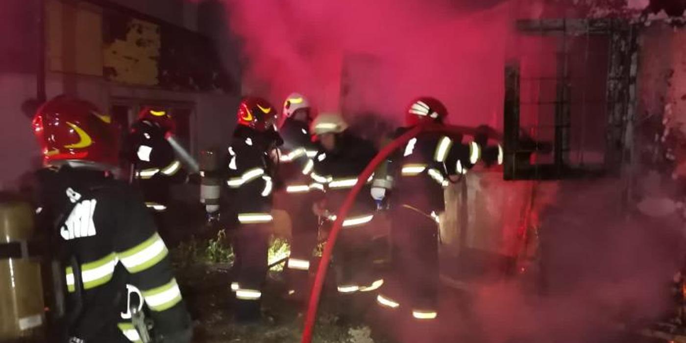 Flăcările au cuprins aseară o baracă dezafectată de pe strada Câmpul Pâinii din municipiul Cluj-Napoca